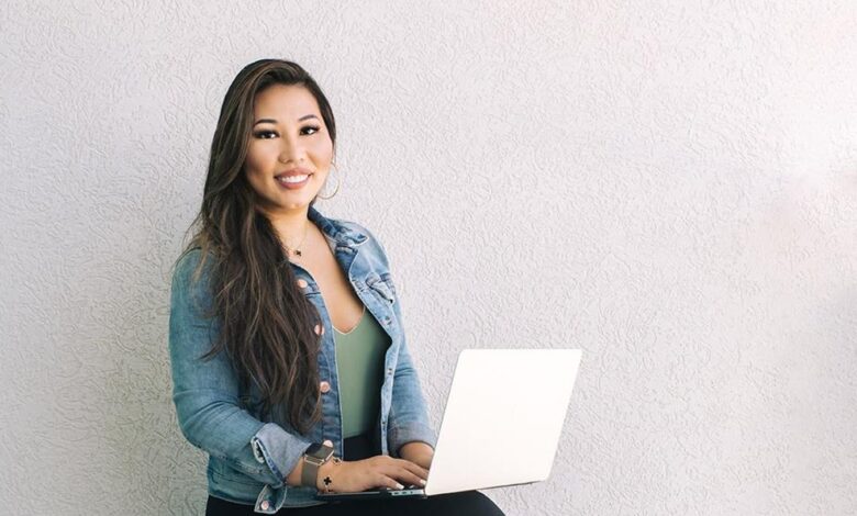 How This Woman Built A Multi-Six Figure Business Teaching Entrepreneurs To Become Successful Speakers